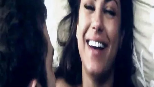 لیلیتا کون روغنی یونگ، دختر بچه های کوچک، در حالی که بیدمشک داغ را می لیسد، ناله می کند