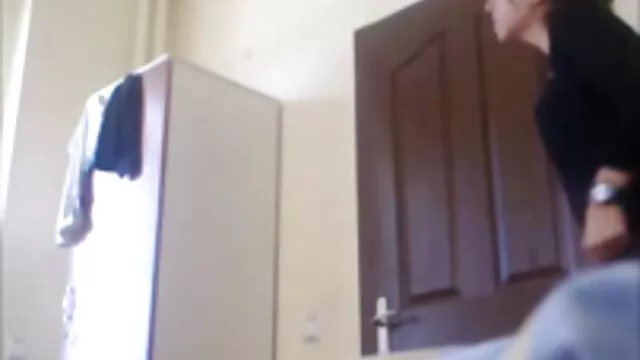 تلاش پدر و دختر دودی برای افتادن توسط مادر خانواده در کوس روغنی یک تخت مشترک است