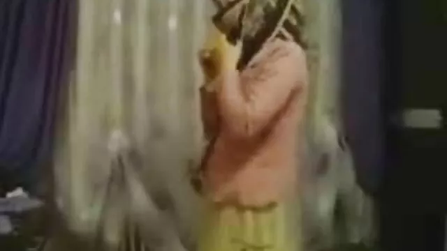 مرسدس کاررا کون روغنی الکسیس به دختر ناتنی خود نشان می دهد که چگونه او را بفرستد