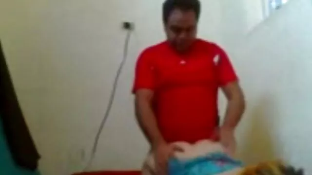 مو قرمز کونهای روغنی زیبا در حال خودارضایی سرگرم کننده در وب کم