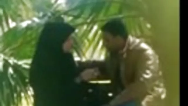 شلخته آبنوس مورد کون گنده روغنی ضرب و شتم قرار می گیرد