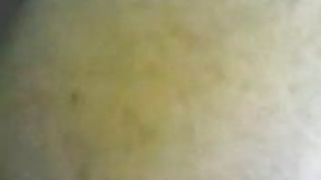Bbw چاق مادربزرگ بر کوس روغنی روی صندلی استریپتیز می سازد