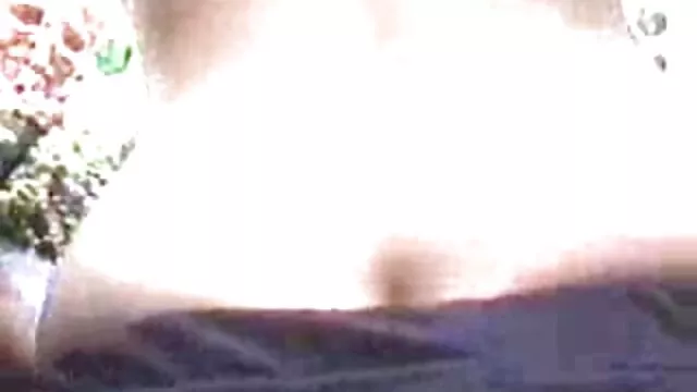 دیزی کوپر، آبنوس جوان شایان کون گنده روغنی ستایش، او را وادار می کند که صورتش را غرق کند