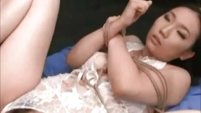عزیزم آبنوس ورتا مانند شلخته سوار سکسروغنی دیک می شود