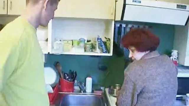 صورت سکسروغنی پاشیده آبنوس نوجوان