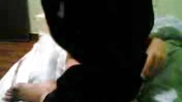 آیا زن به زنان خانه دار سر می دهد در حالی که فاخته عکس کون روغنی ها به مجموعه نگاه می کنند
