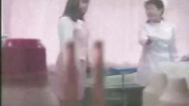 شلخته زنانه بی تنه، دیک را تکان می دهد سکس کون روغنی
