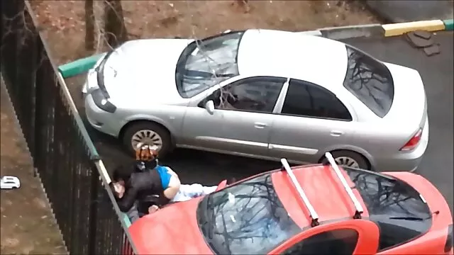 گیشا کوچک آسیایی با گل میخ عمیقاً دهانش را لعنت کون روغنی می کند